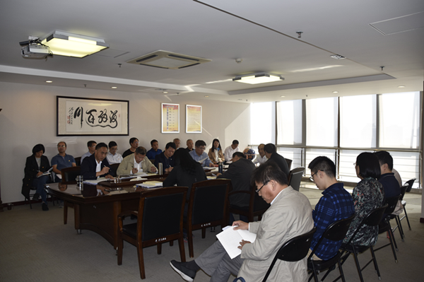集團(tuán)公司召開“不忘初心、牢記使命”主題教育全面從嚴(yán)治黨專題集中學(xué)習(xí)研討會(huì)議