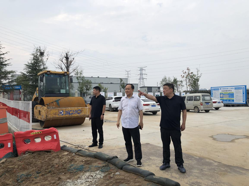 鄭州市建設(shè)投資集團(tuán)有限公司黨委委員、副總經(jīng)理張巖到侯寨新鎮(zhèn)區(qū)安置區(qū)調(diào)研項(xiàng)目建設(shè)工作